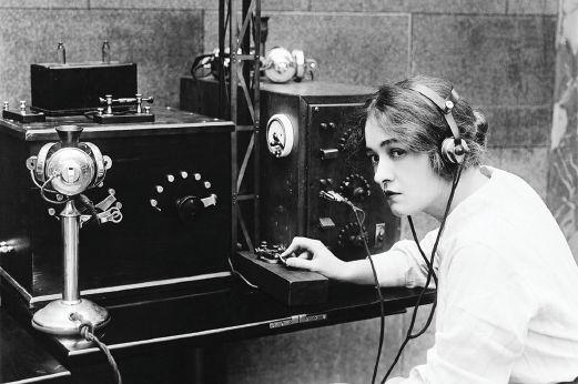 radio_operator.jpg.4c39927aa784deb246db621f9e9e1867.jpg