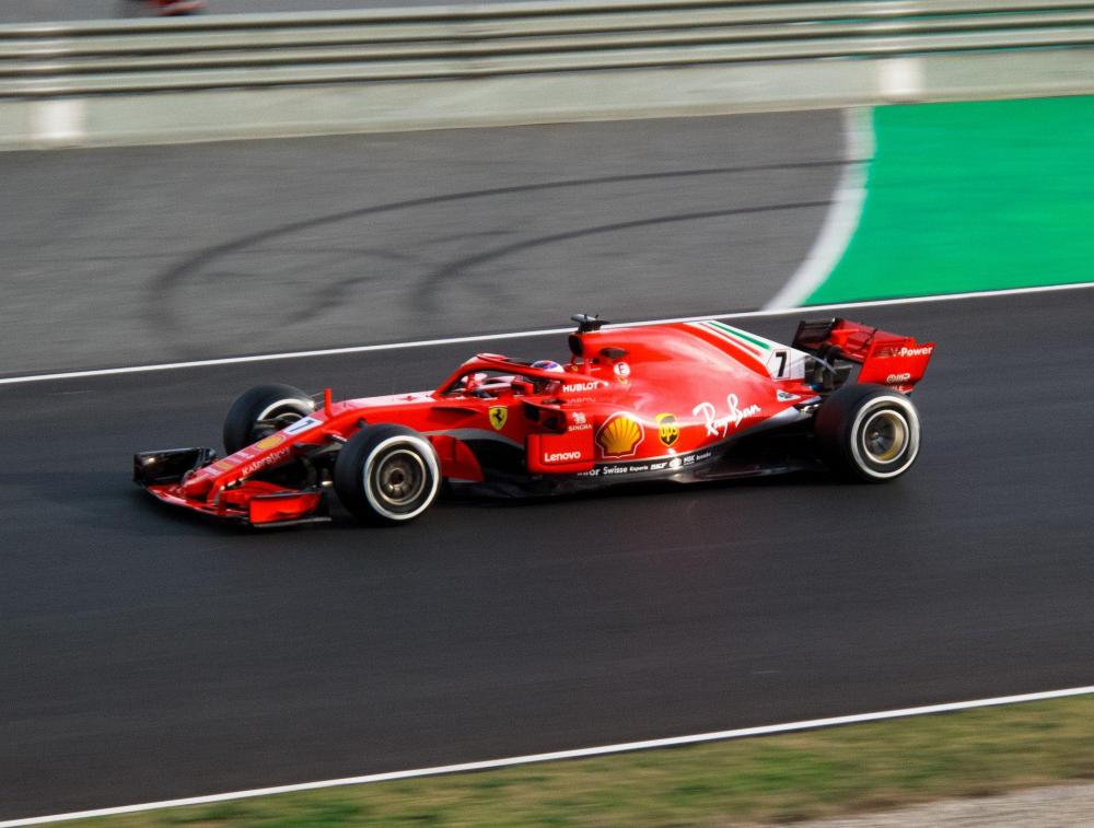 canon-g10-ferrari.jpg
