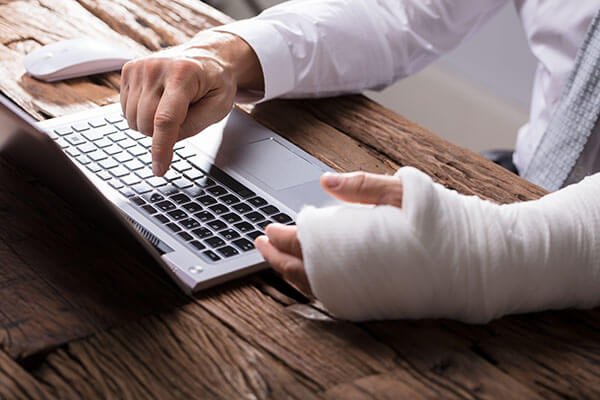 man-with-broken-arm-laptop-plastercast-claim-concept_shutterstock_1037670892.jpg.f88ced3621f0b97ac98ee6801f49e032.jpg