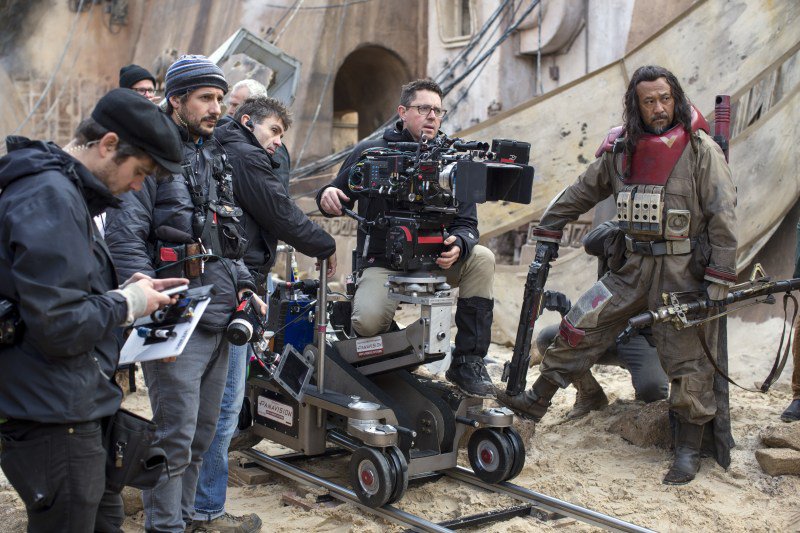 behind-the-scenes-filming-on-rogue-one-photo-jonathan-olley.jpg.54f895f1cdf17e39a4abf368052d7c54.jpg