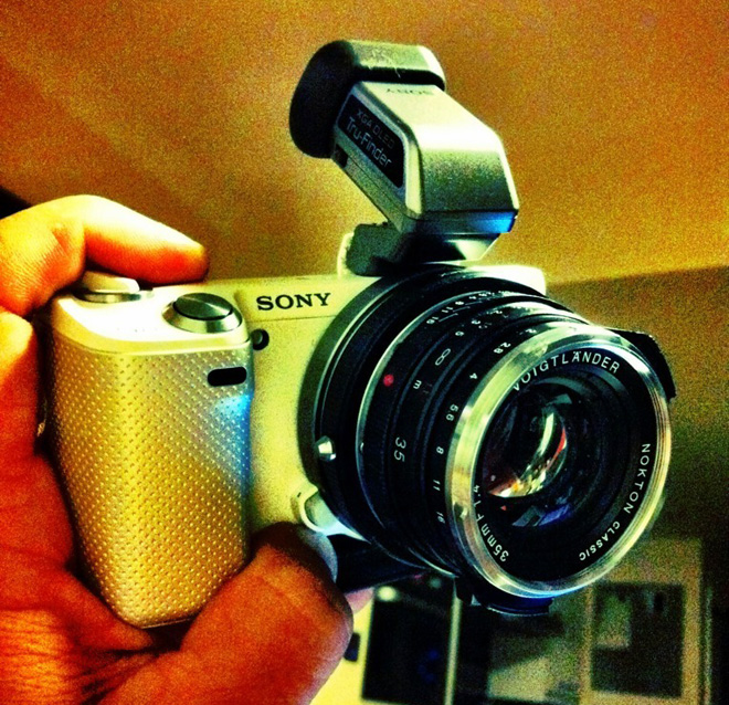 NEX 5N with Voigtlander Nokton 35mm F1.4 and OLED viewfinder (Philip Bloom)