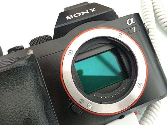 difference between sony a7 and a7r