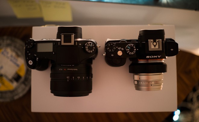 Sony RX10 / A7R top panel view