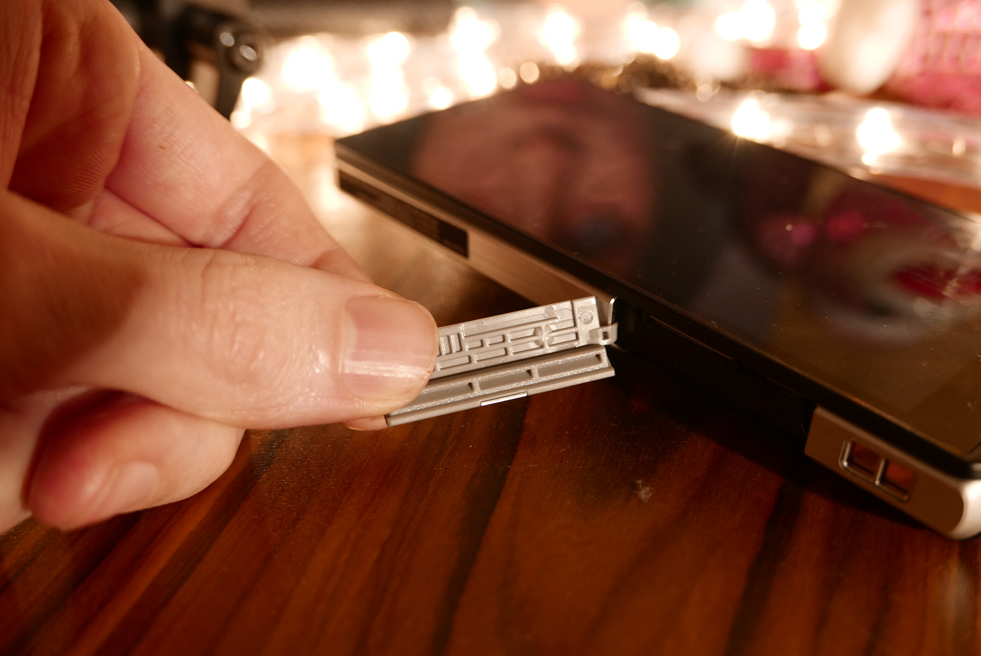 Cheap plastic on the CM1, a 899 Euro smartphone