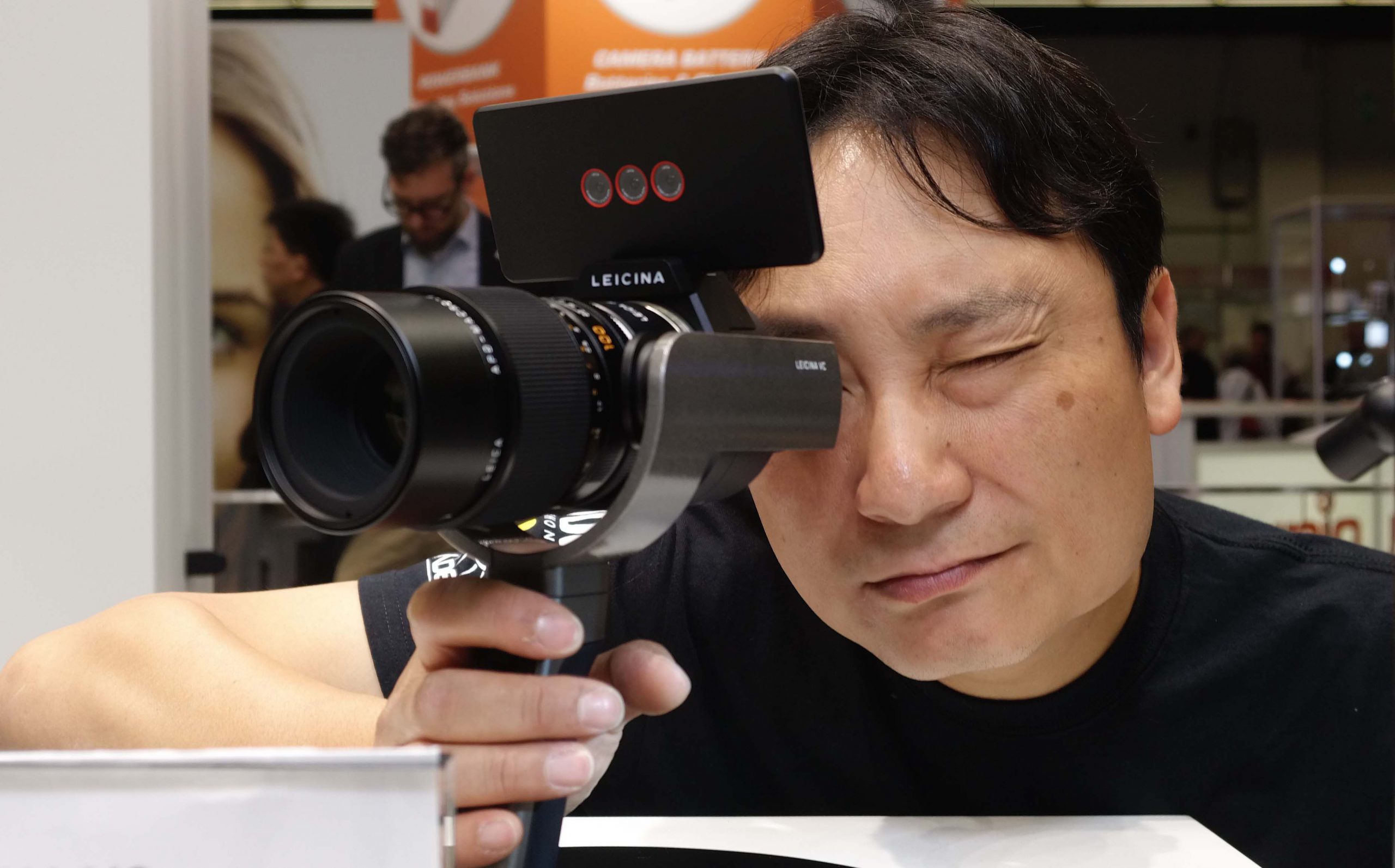 Dan Chung shoots with the Leicina prototype direct's viewfinder at Photokina 2016